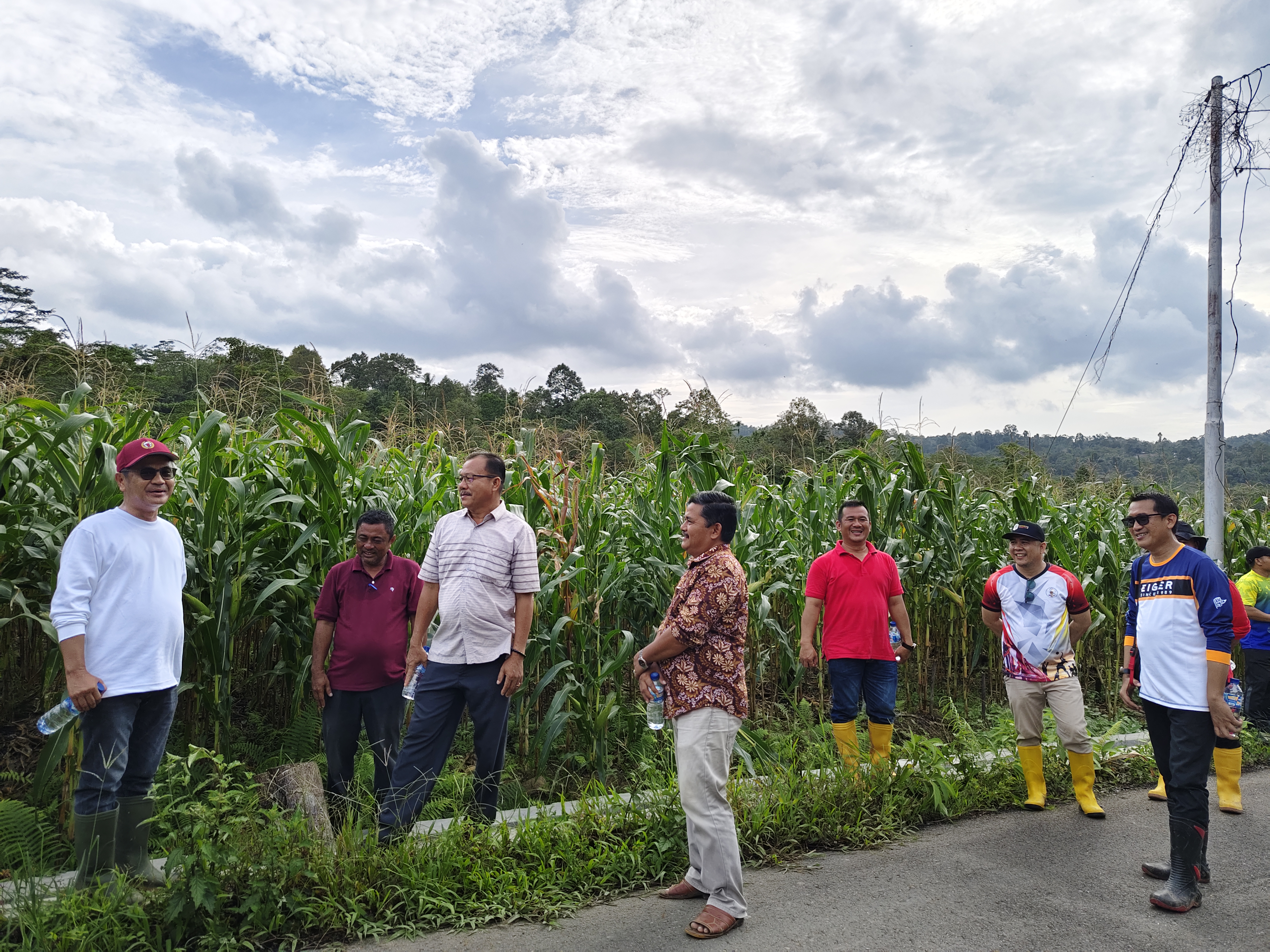 BUPATI NIAS MENINJAU LAHAN KETAPANG DI DESA HILIHAMBAWA KECAMATAN BOTOMUZOI